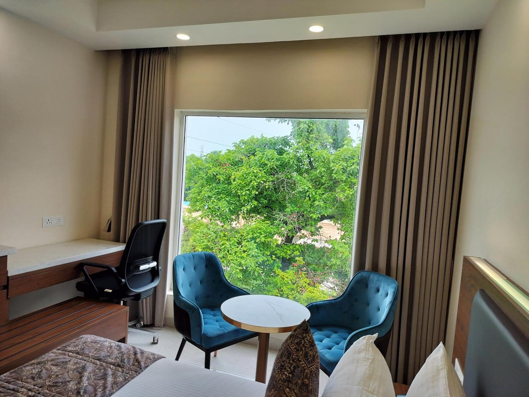 Hotel Luxe Opera Nh8 - 7km From Igi Airport Delhi - 