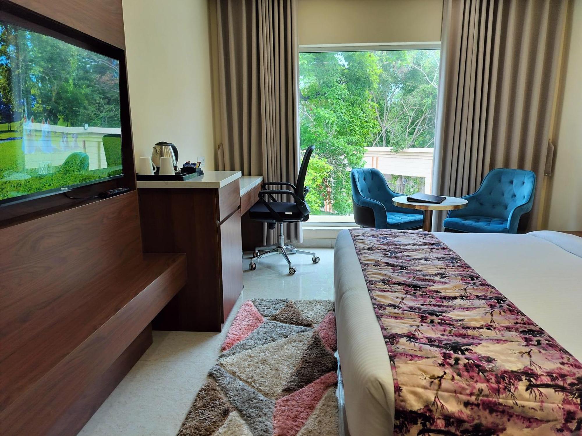 Luxe Opera Nh8 - 7km From Igi Airport Delhi - 