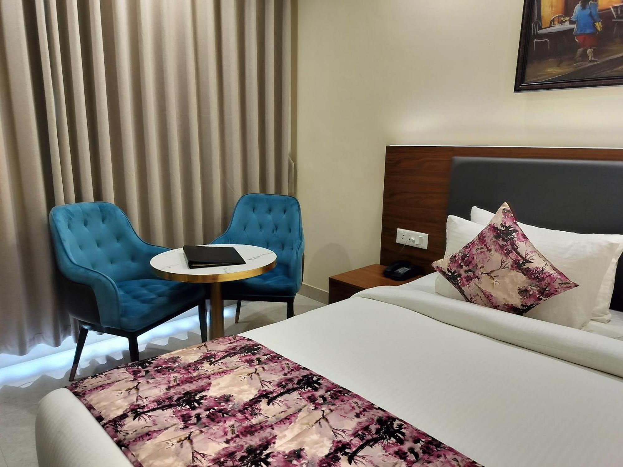 Luxe Opera Nh8 - 7km From Igi Airport Delhi - 