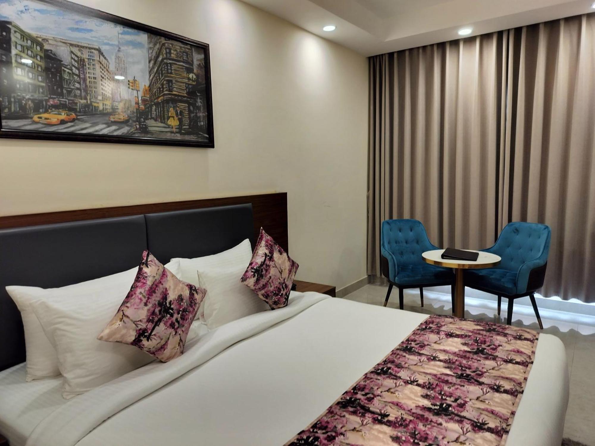 Luxe Opera Nh8 - 7km From Igi Airport Delhi - 