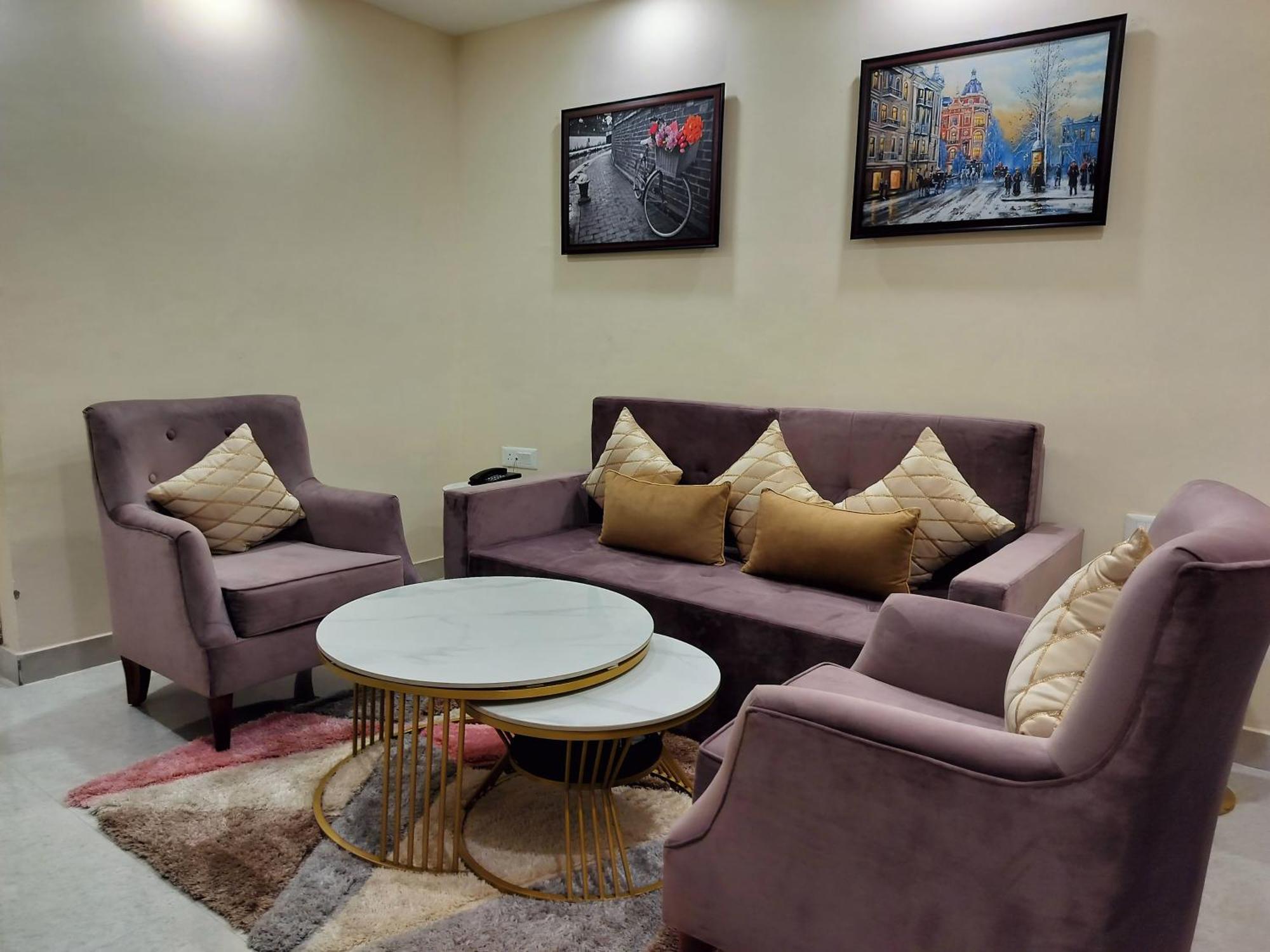 Luxe Opera Nh8 - 7km From Igi Airport Delhi - 