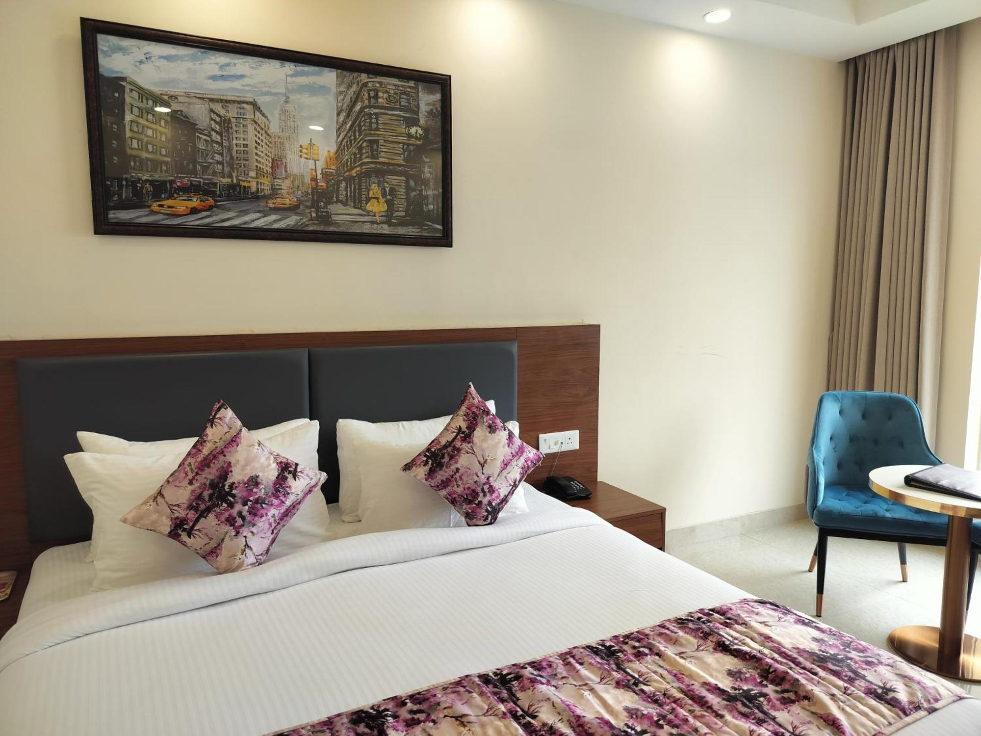 Luxe Opera Nh8 - 7km From Igi Airport Delhi - 