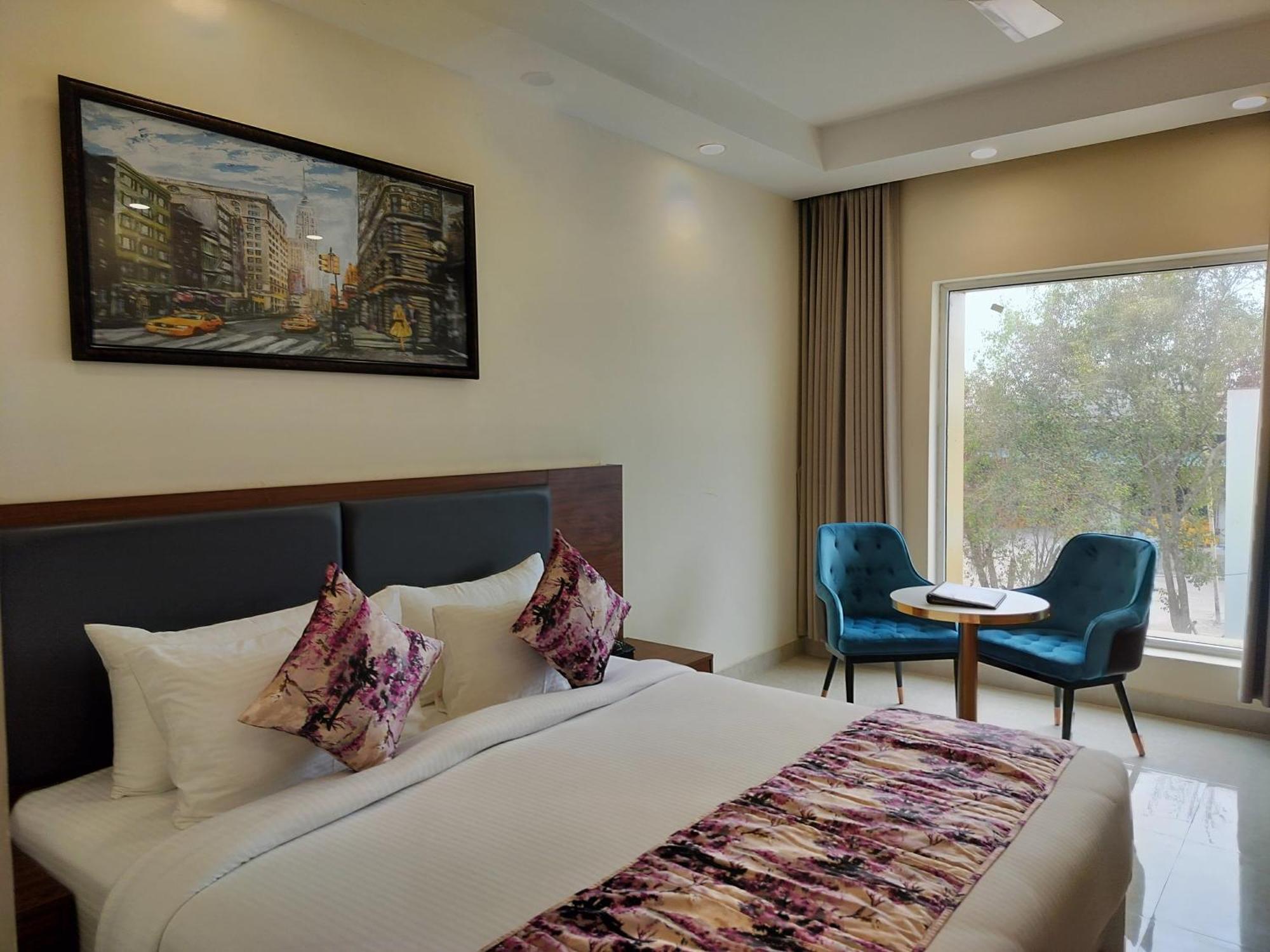 Hotel Luxe Opera Nh8 - 7km From Igi Airport Delhi - 