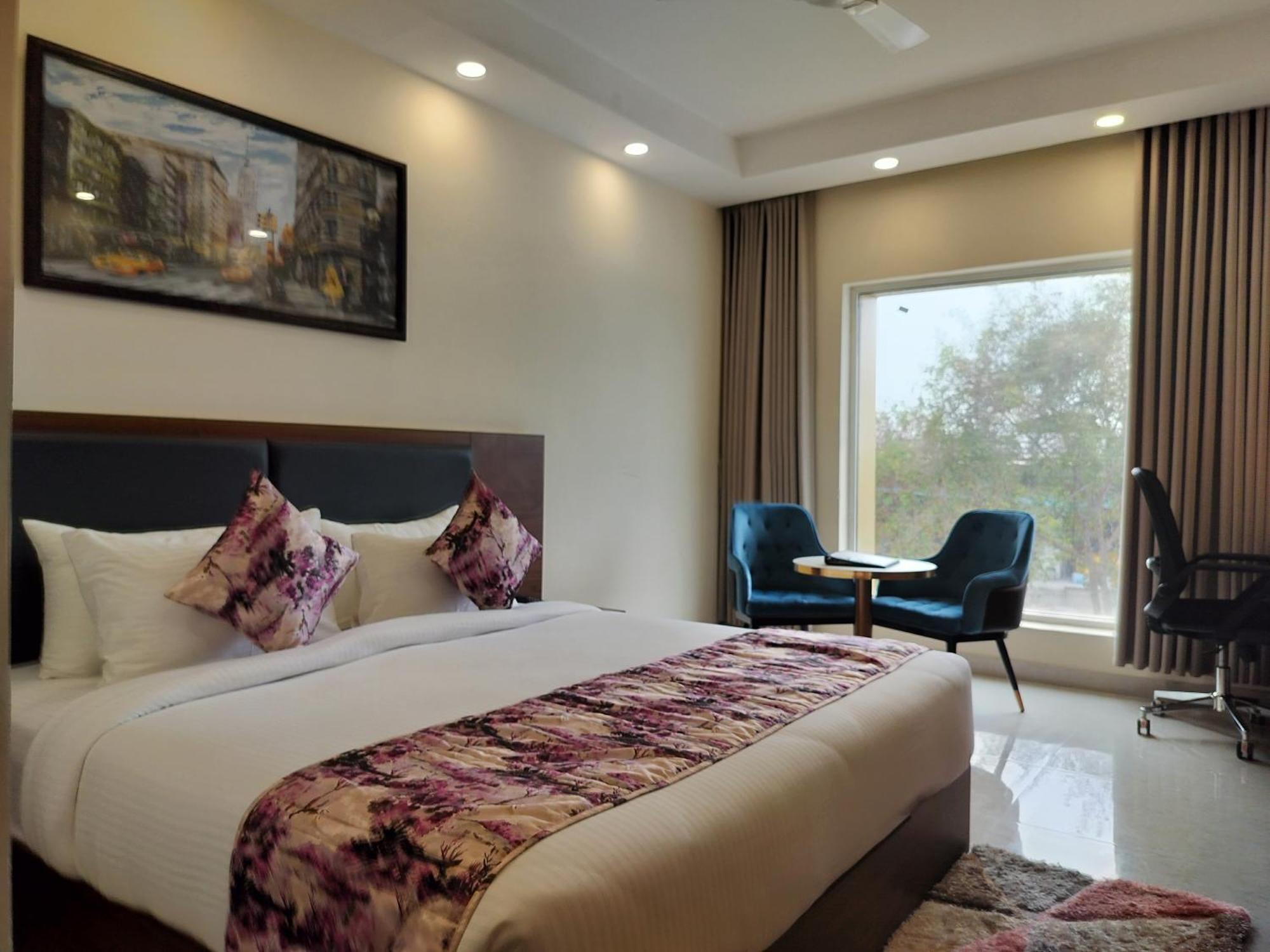 Luxe Opera Nh8 - 7km From Igi Airport Delhi - 