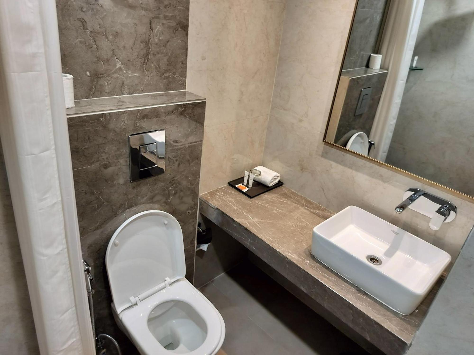 Luxe Opera Nh8 - 7km From Igi Airport Delhi - 