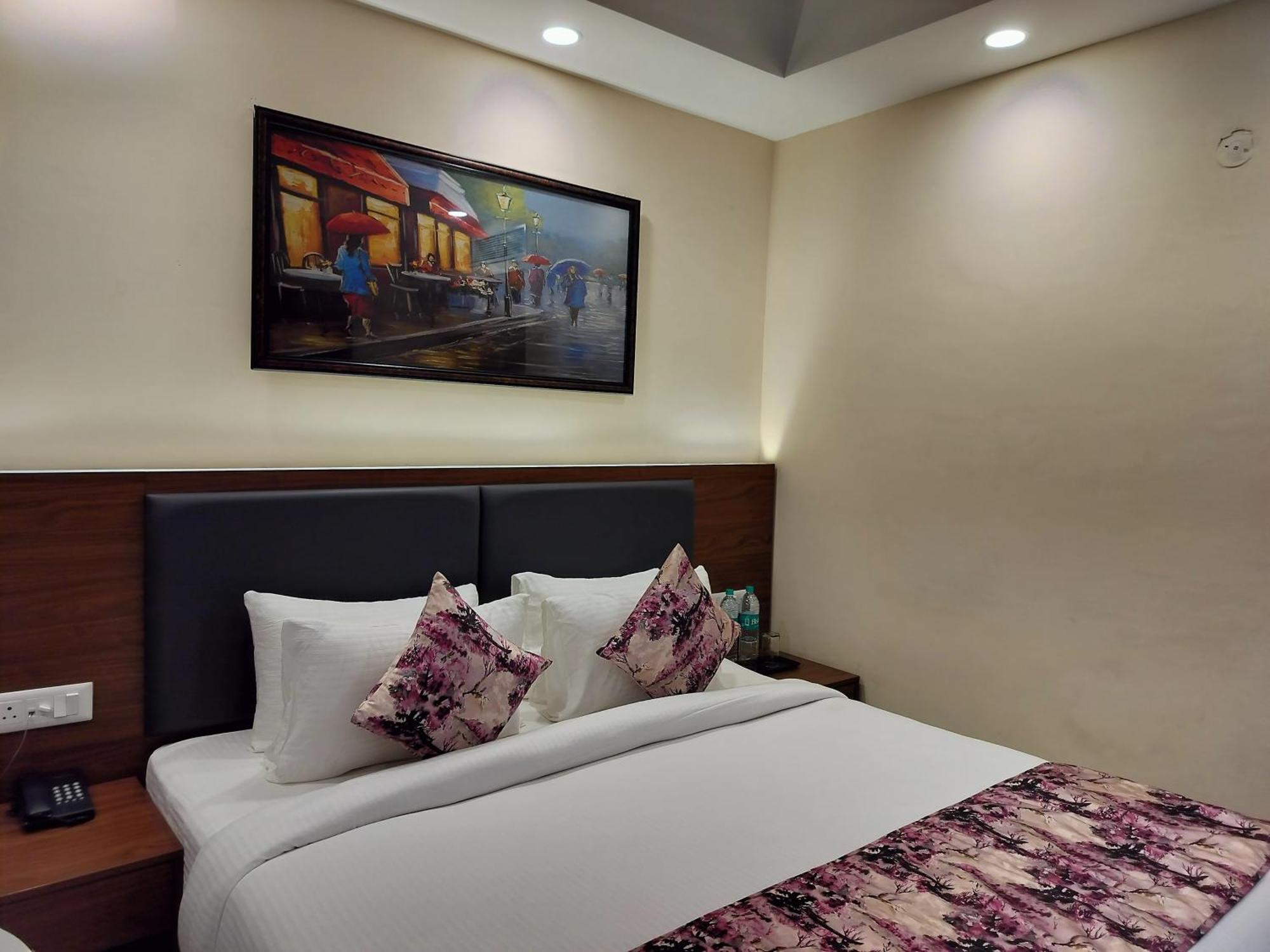 Luxe Opera Nh8 - 7km From Igi Airport Delhi - 