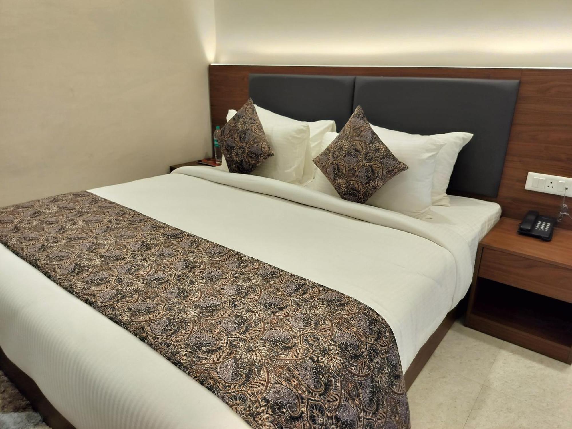 Luxe Opera Nh8 - 7km From Igi Airport Delhi - 