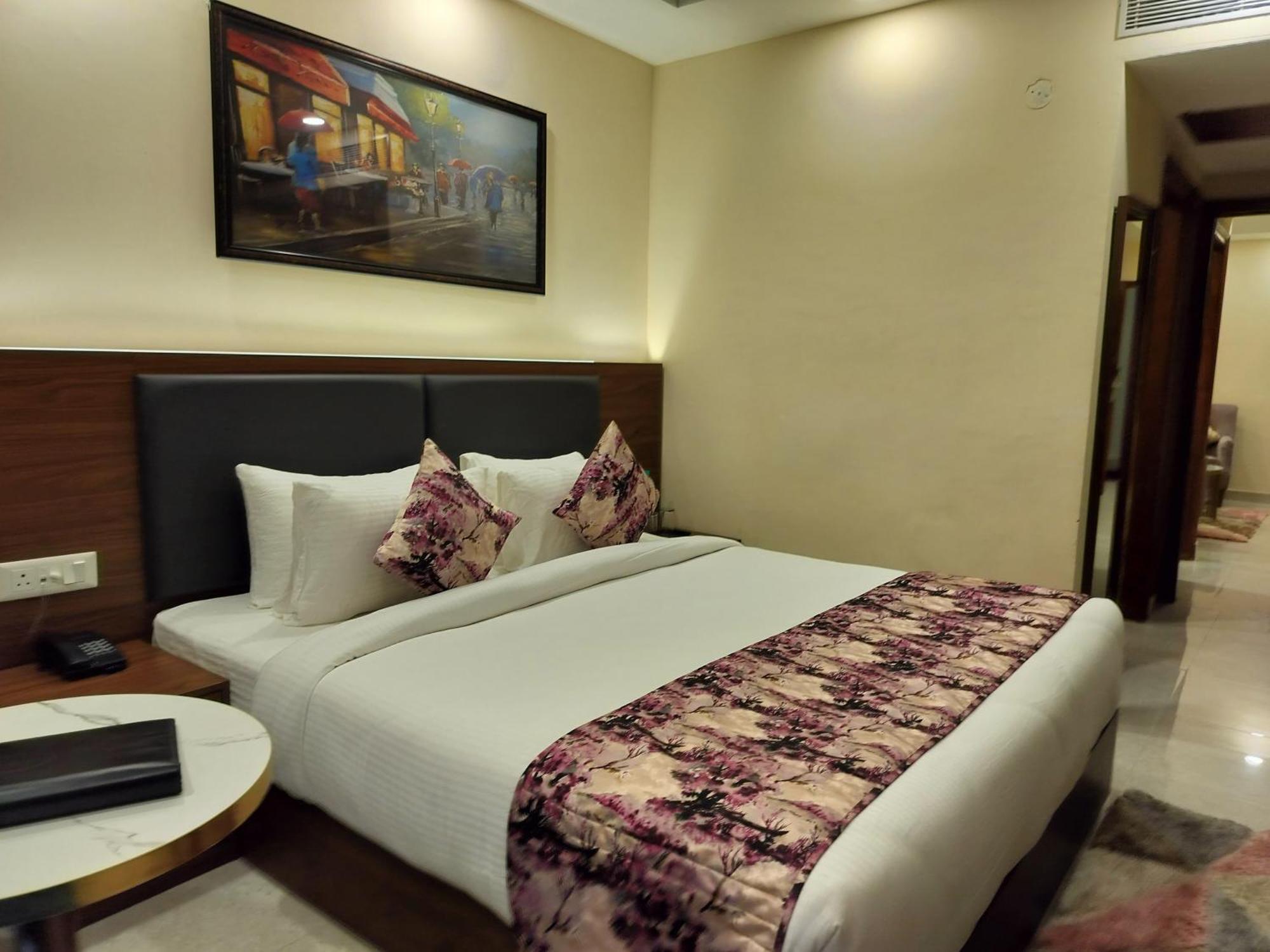 Luxe Opera Nh8 - 7km From Igi Airport Delhi - 