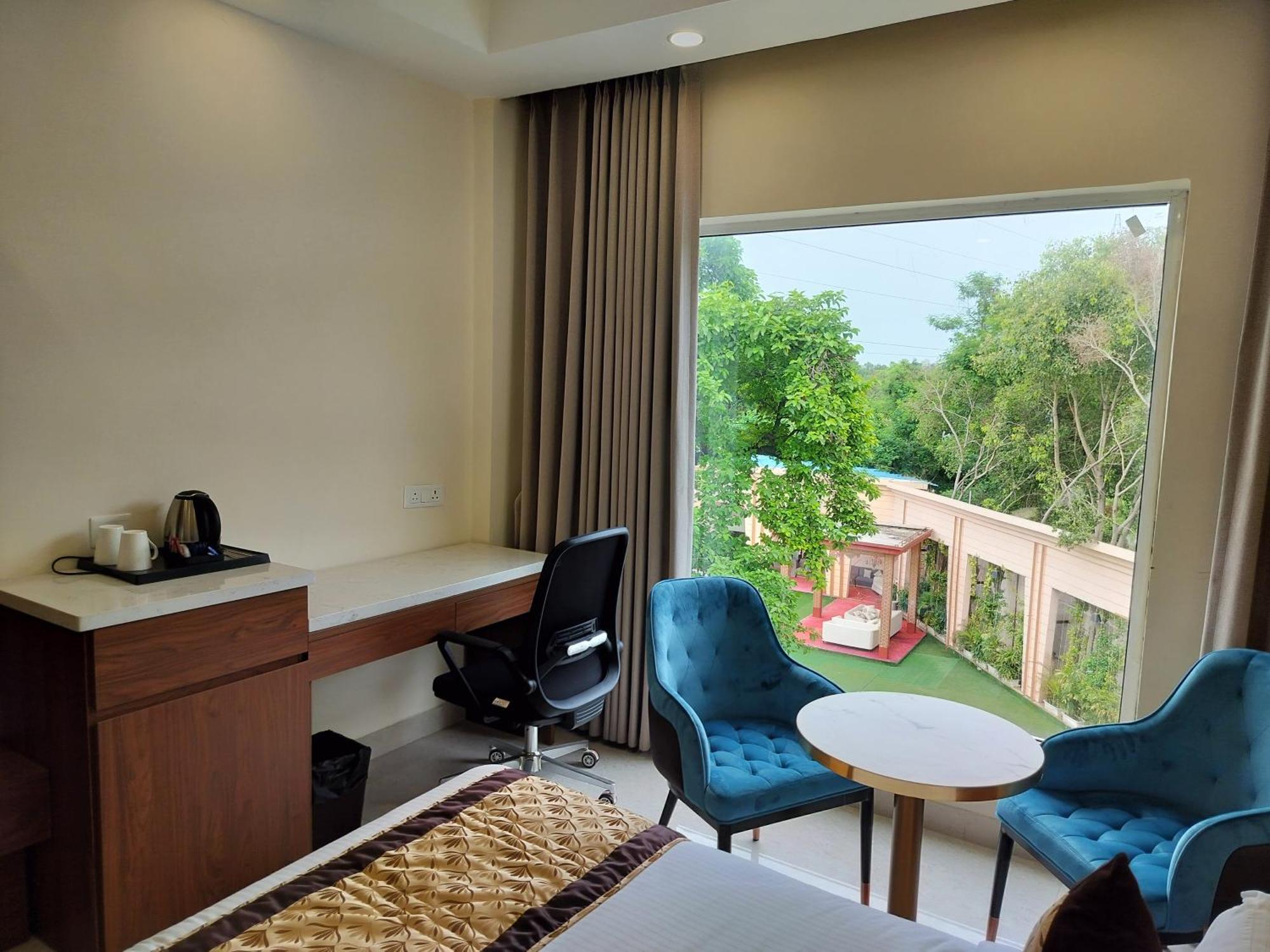 Hotel Luxe Opera Nh8 - 7km From Igi Airport Delhi - 