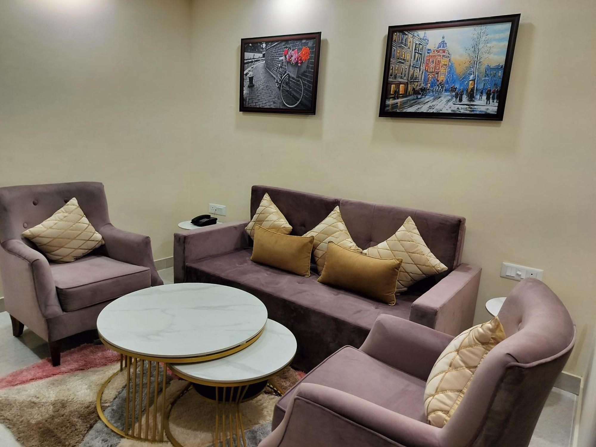 Luxe Opera Nh8 - 7km From Igi Airport Delhi - 
