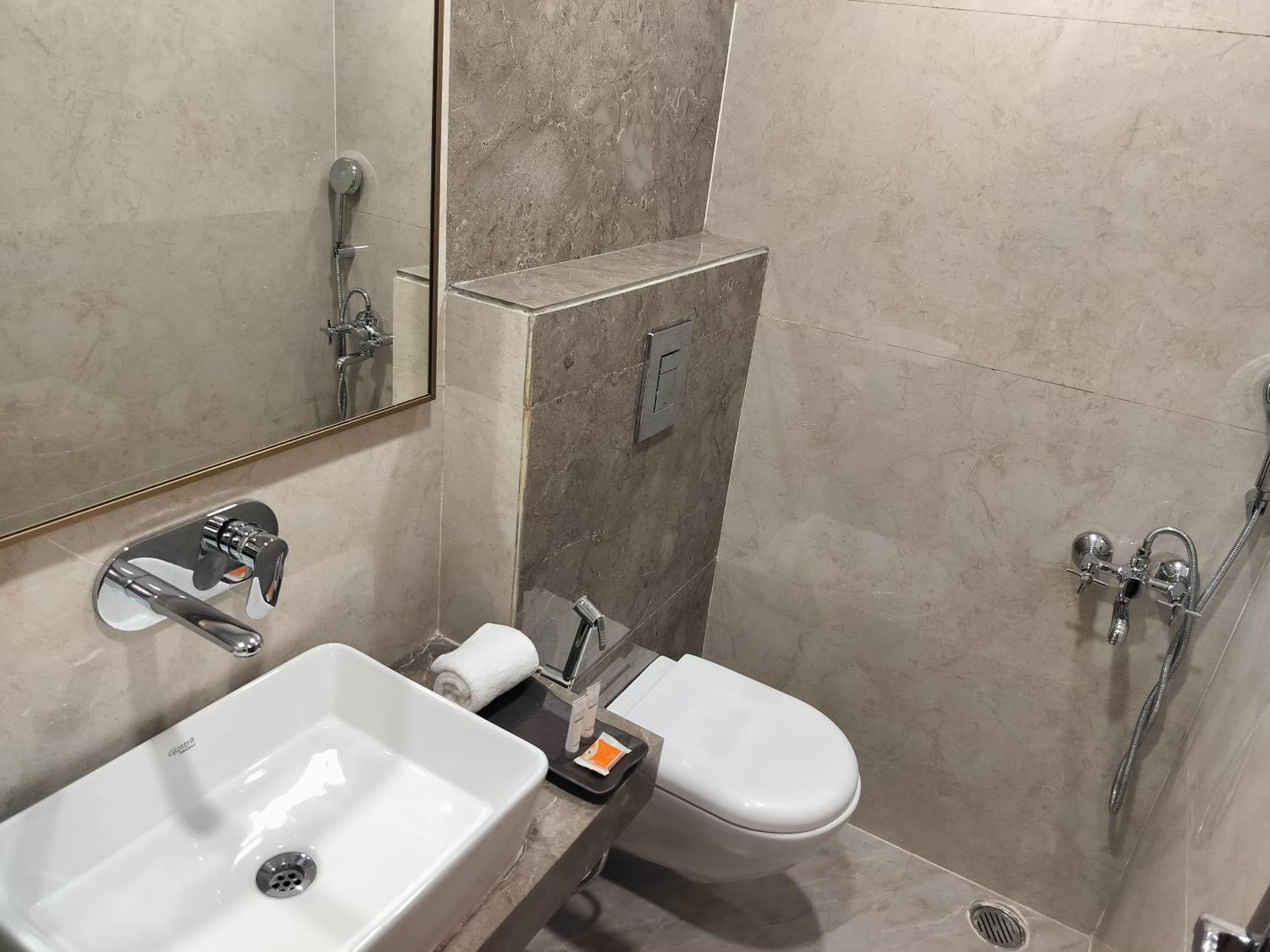 Luxe Opera Nh8 - 7km From Igi Airport Delhi - 
