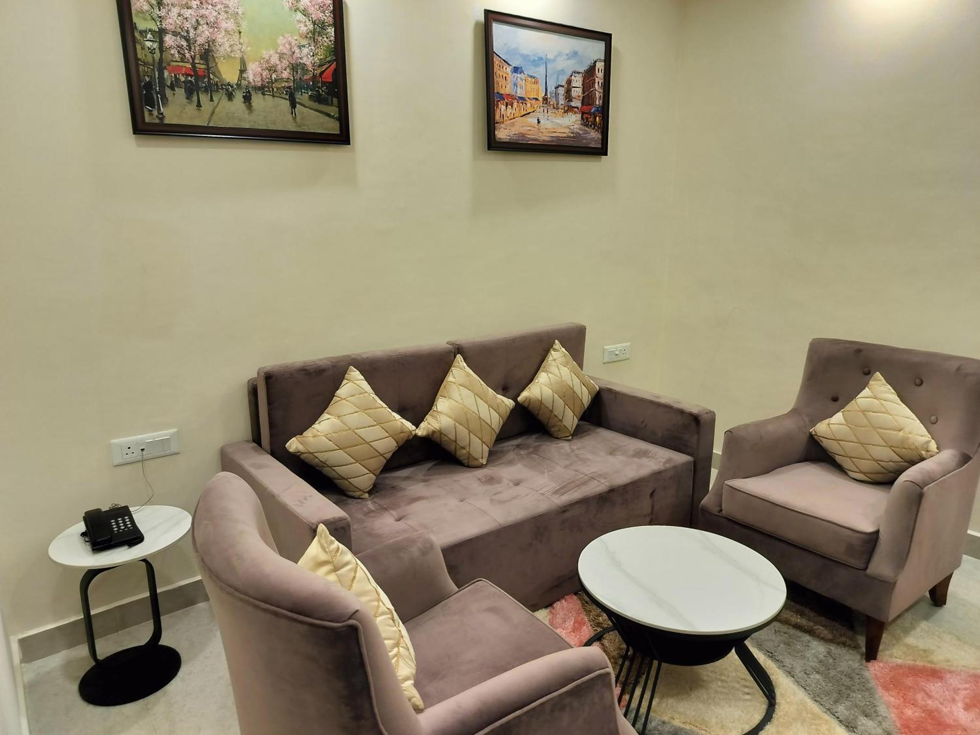 Luxe Opera Nh8 - 7km From Igi Airport Delhi - 