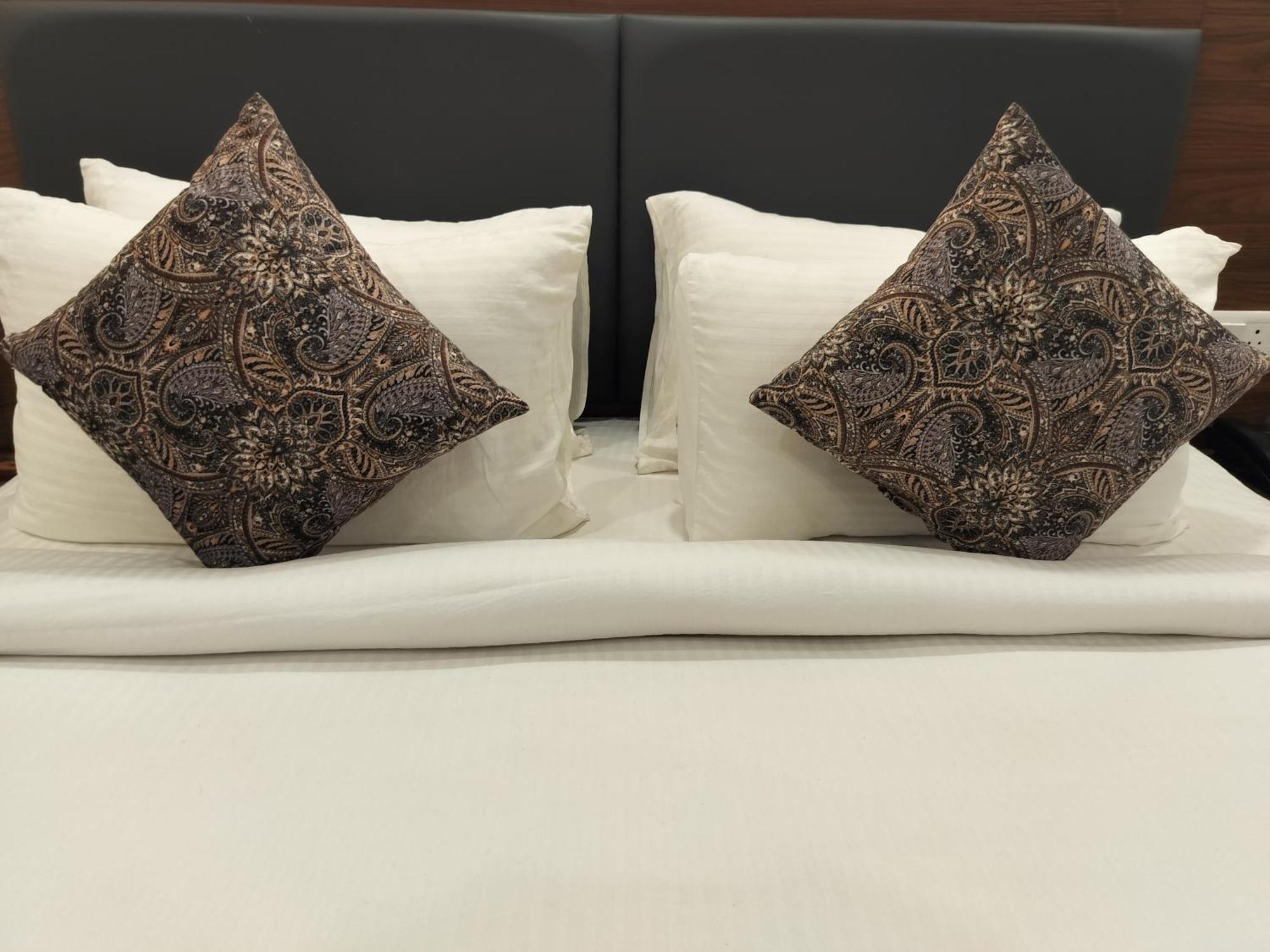 Hotel Luxe Opera Nh8 - 7km From Igi Airport Delhi - 