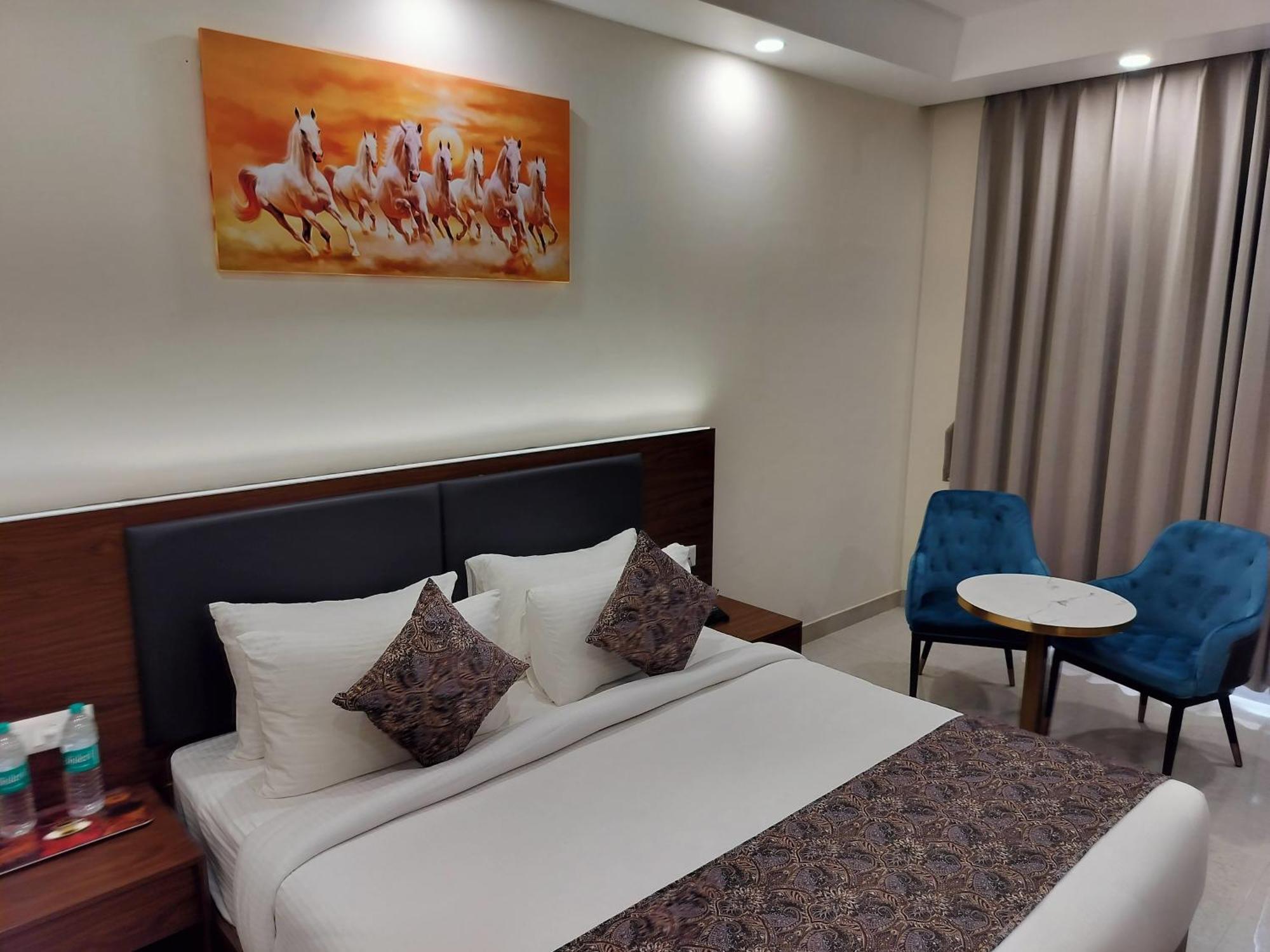 Hotel Luxe Opera Nh8 - 7km From Igi Airport Delhi - 