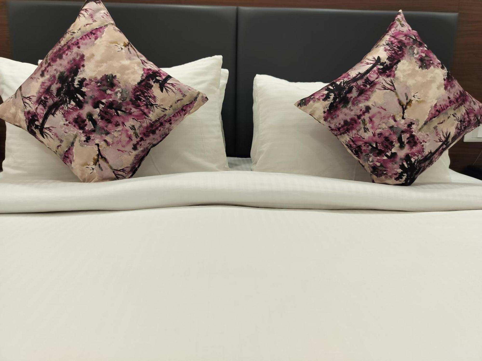 Luxe Opera Nh8 - 7km From Igi Airport Delhi - 