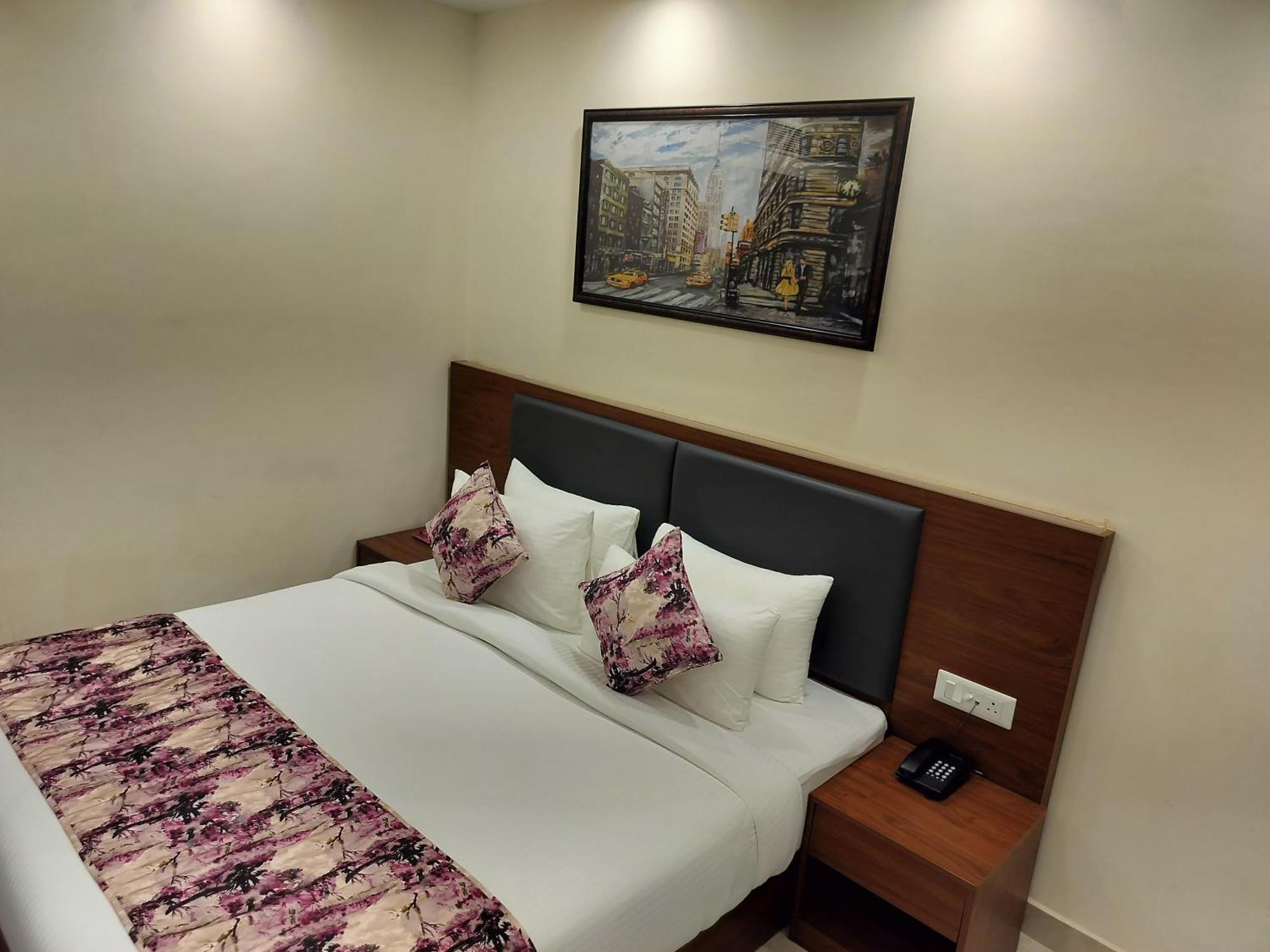Luxe Opera Nh8 - 7km From Igi Airport Delhi - 