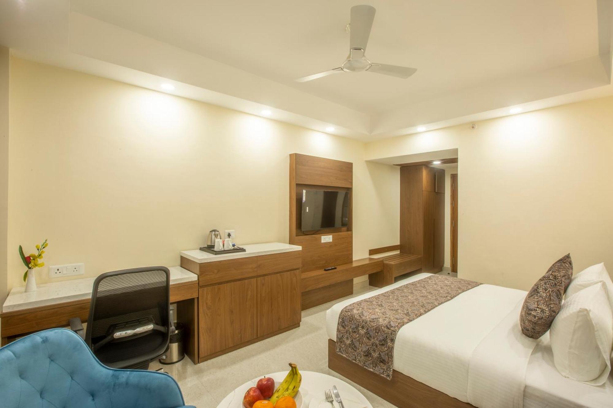 Luxe Opera Nh8 - 7km From Igi Airport Delhi - 