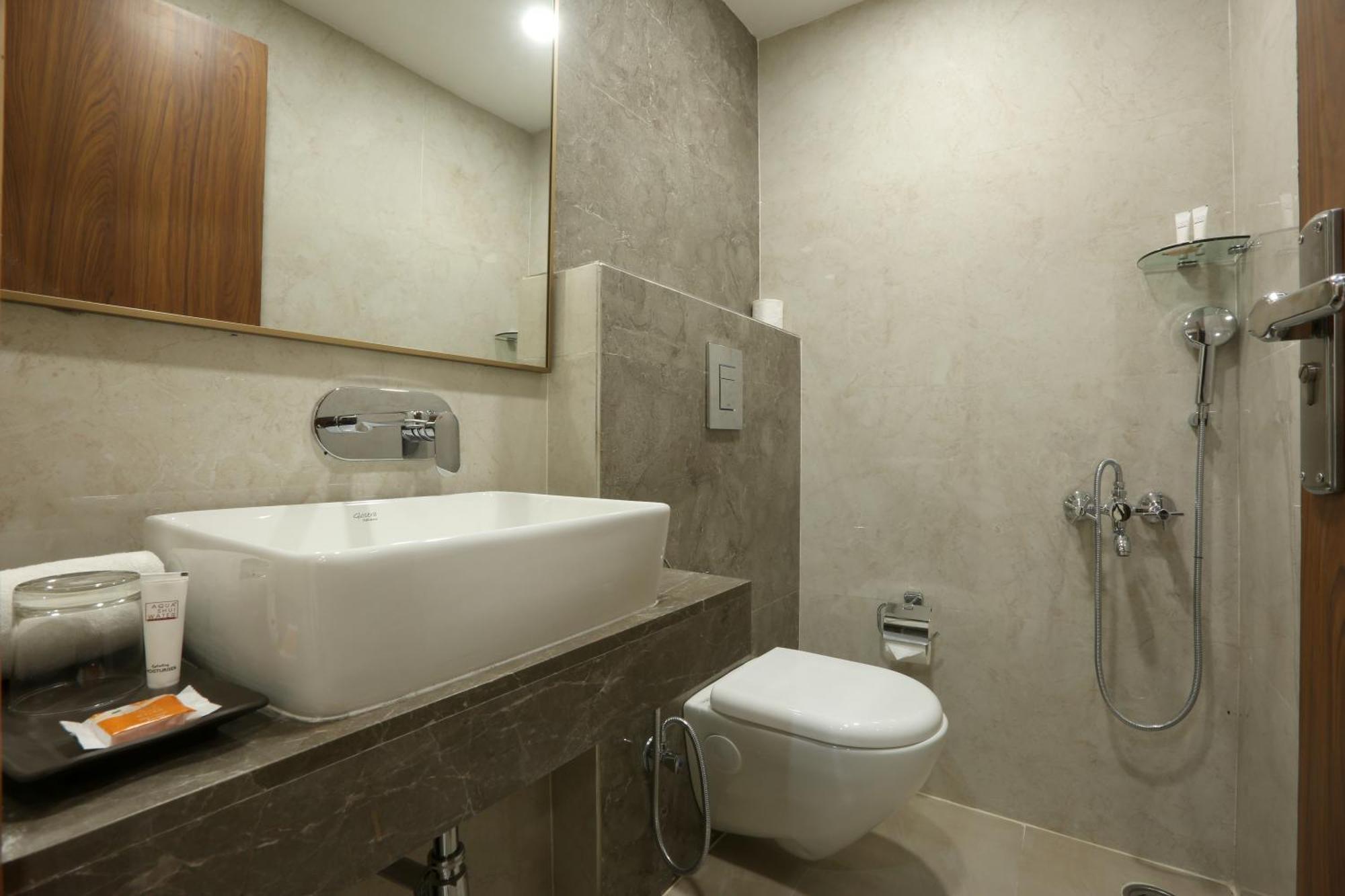 Luxe Opera Nh8 - 7km From Igi Airport Delhi - 