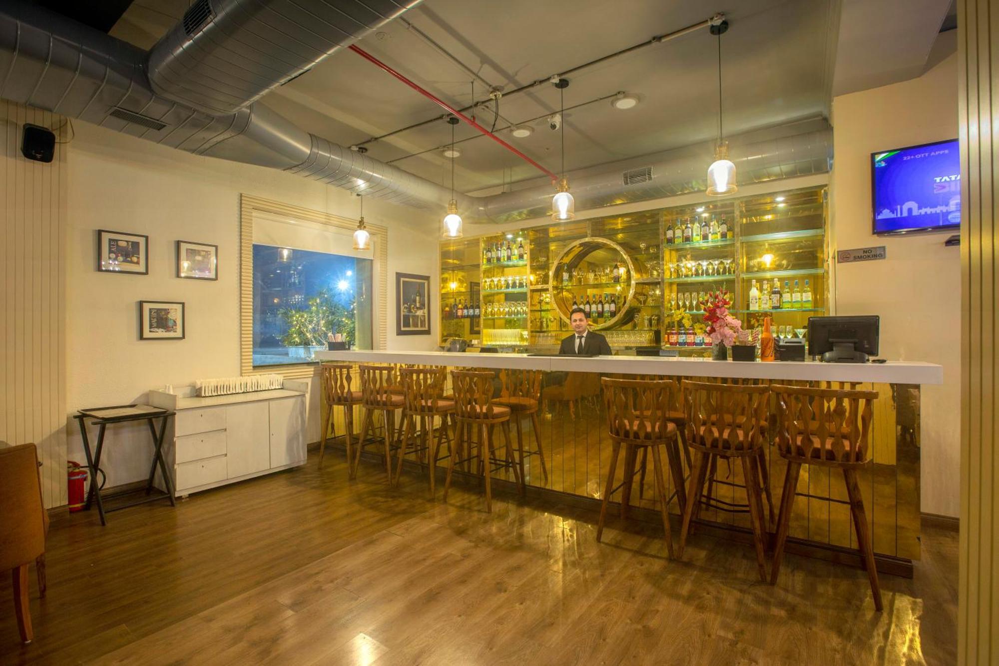 Luxe Opera Nh8 - 7km From Igi Airport Delhi - 